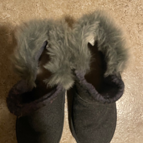 Cozy Gray Fur-Lined Boots - Picture 6 of 6